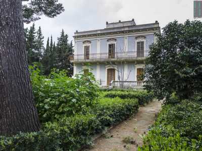 Villa Tomasicchio, formata da due piani con balconate molto grandi. Oggi versa in totale abbandono
